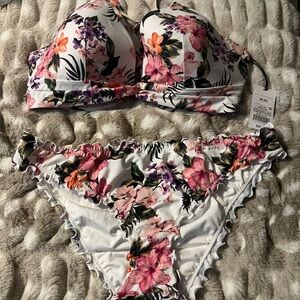 Shade & Shore White Floral Ruffle Bikini Set never worn 38DD top and L bottoms